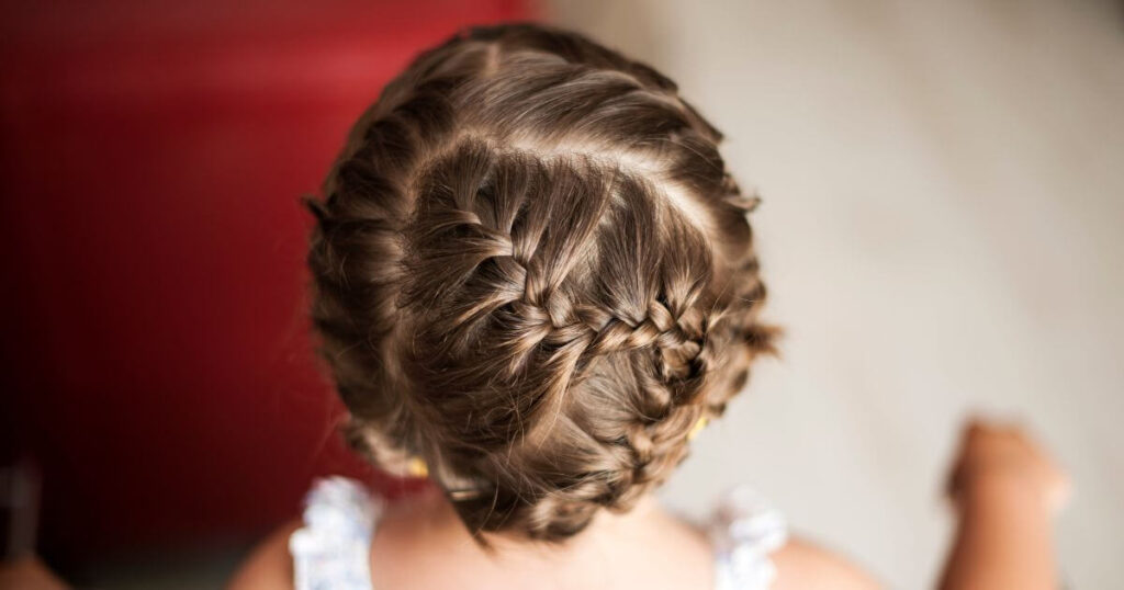 PENTEADO FÁCIL LATERAL COM ELÁSTICOS E TRANÇAS - PENTEADO INFANTIL PARA  CABELOS CACHEADOS 