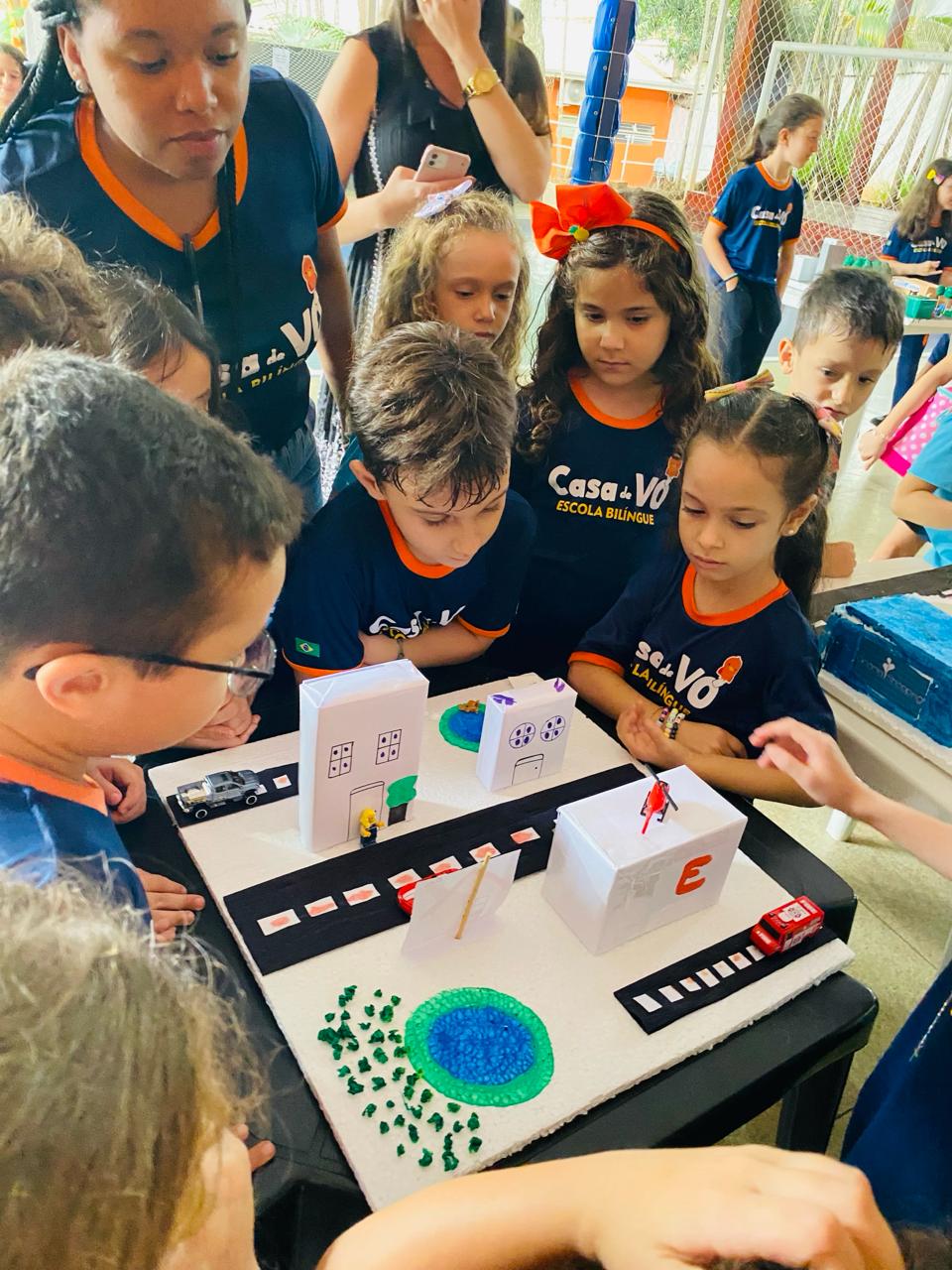 Crianças em atividade em grupo na Casa de Vó Escola Bilíngue