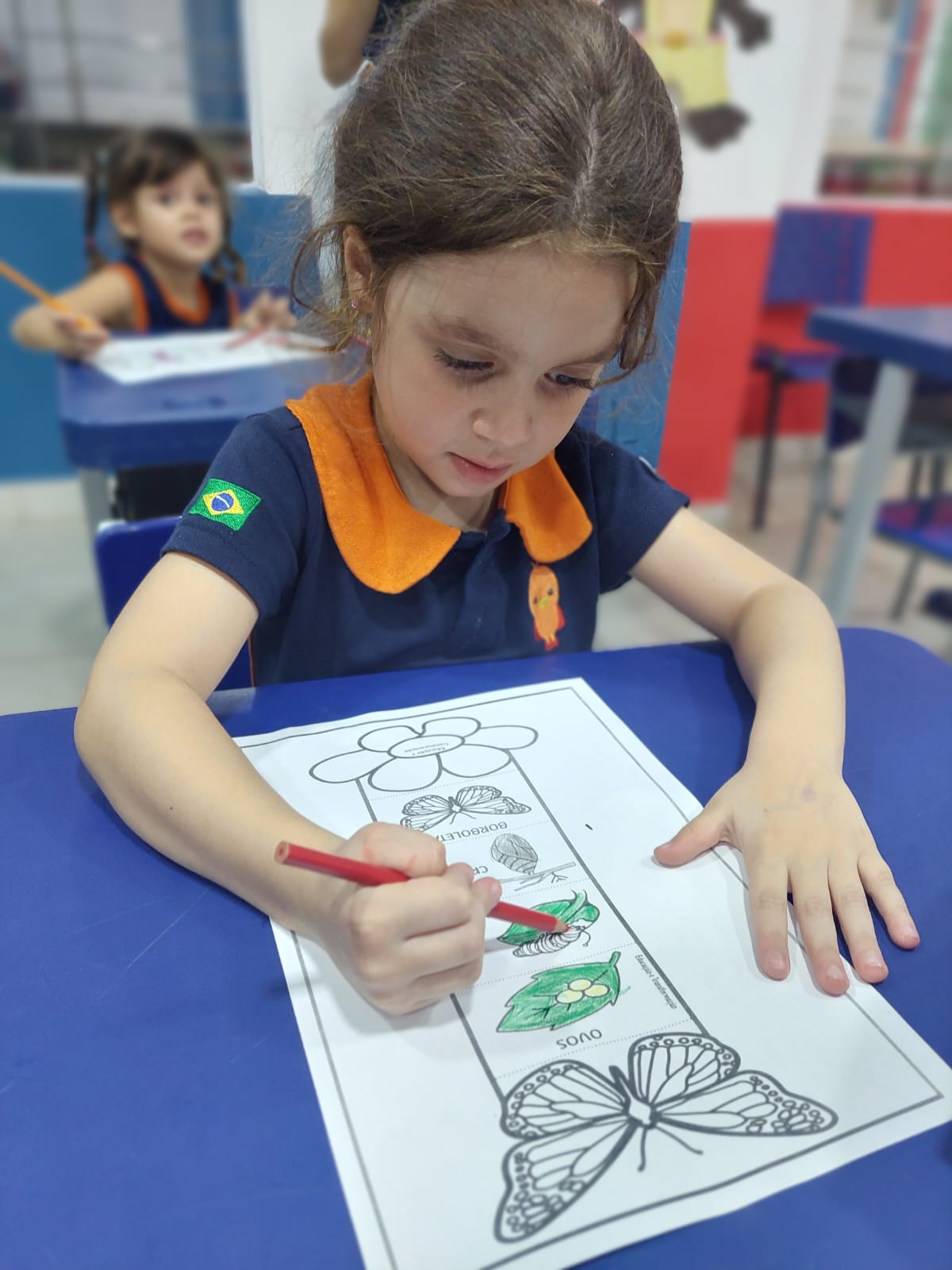 Menina concentrada em atividade na Casa de Vó Escola Bilíngue