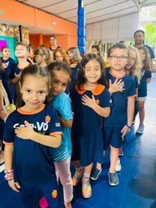 Crianças da Casa de Vó sorrindo juntas demonstrando adaptação positiva à escola