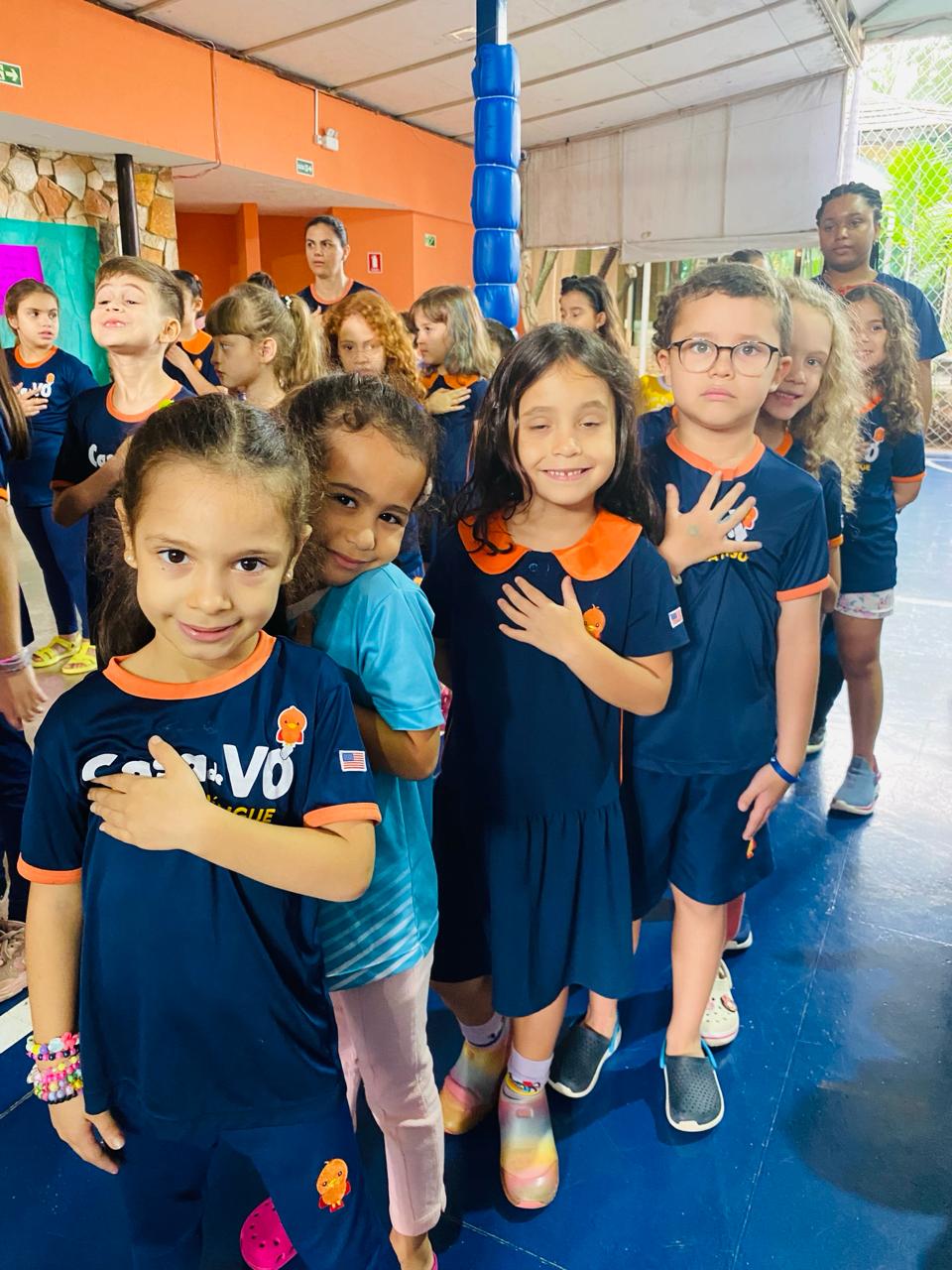 Crianças da Casa de Vó sorrindo juntas demonstrando adaptação positiva à escola