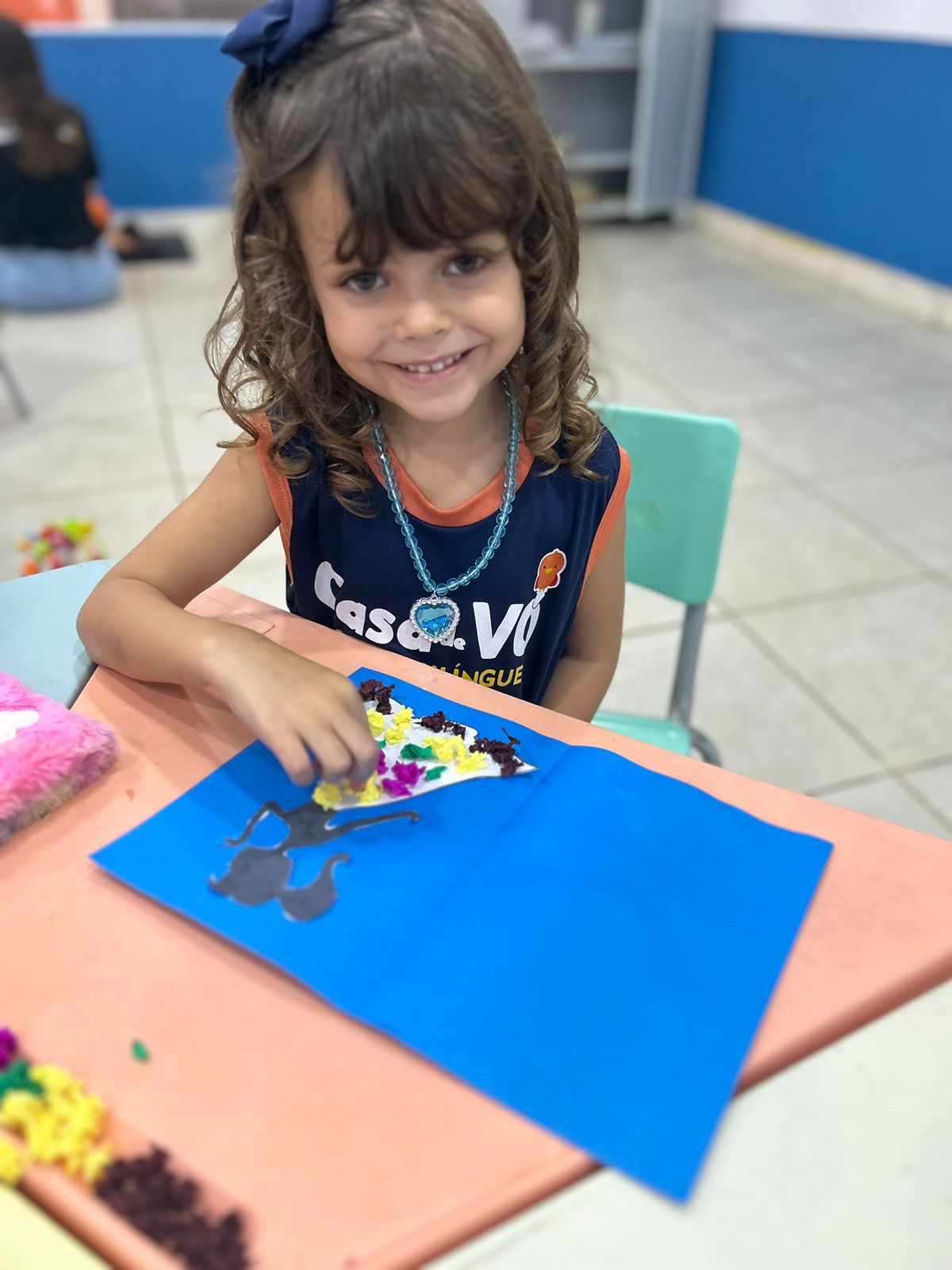 Aluna da Casa de Vó em atividade criativa que reforça aprendizado bilíngue