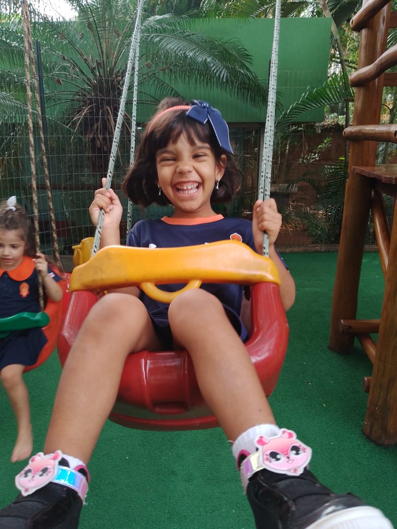 Aluna feliz brincando no parque da Casa de Vó Escola Bilíngue