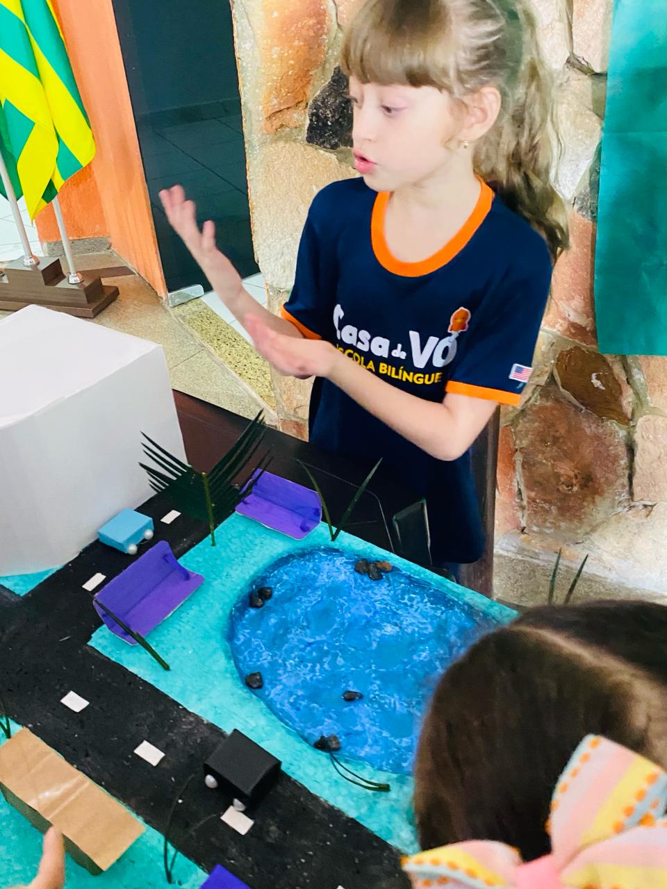 Aluna da Casa de Vó apresentando projeto prático em atividade de desenvolvimento integral