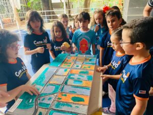 Atividade criativa em grupo na educação infantil Casa de Vó