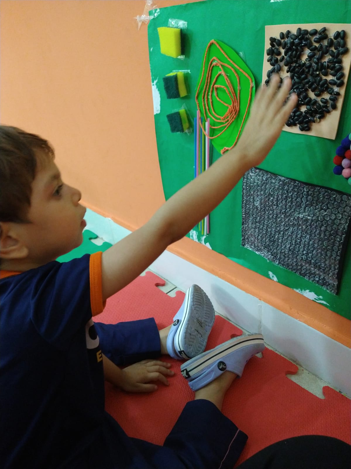 Aula prática com crianças na Casa de Vó Escola Bilíngue