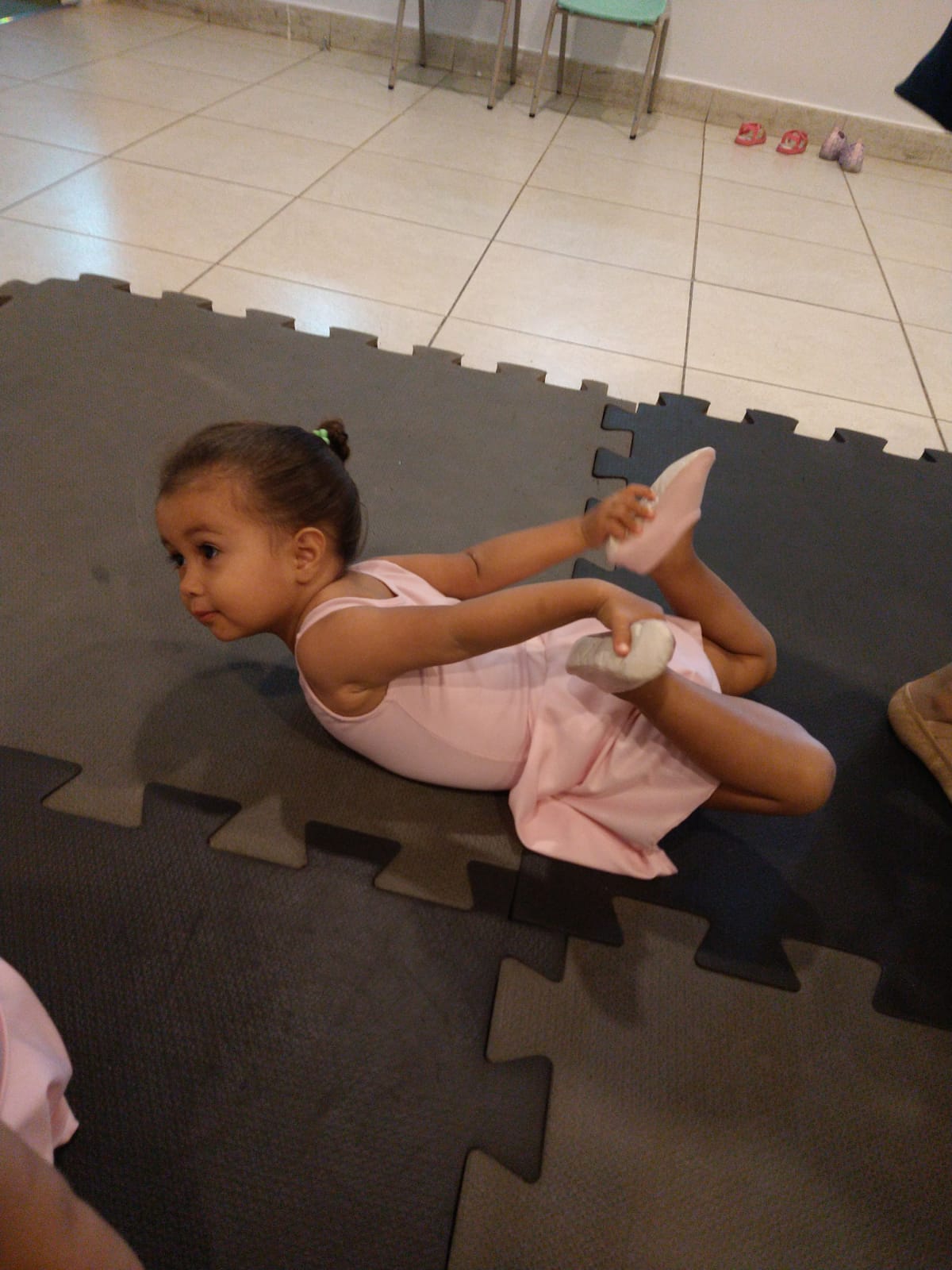 Aluna da Casa de Vo em aula de ballet expressando arte e ritmo na escola bilingue