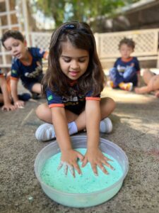 Crianças em atividade de arte e pintura na escola infantil