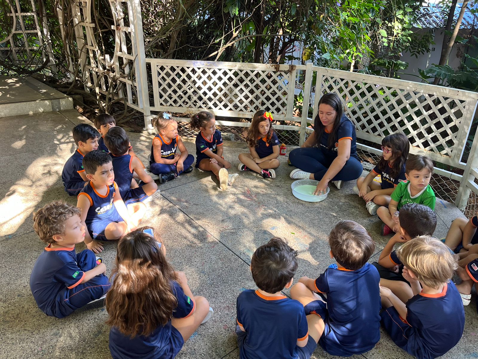 Crianças em atividade de grupo na educação infantil Casa de Vó