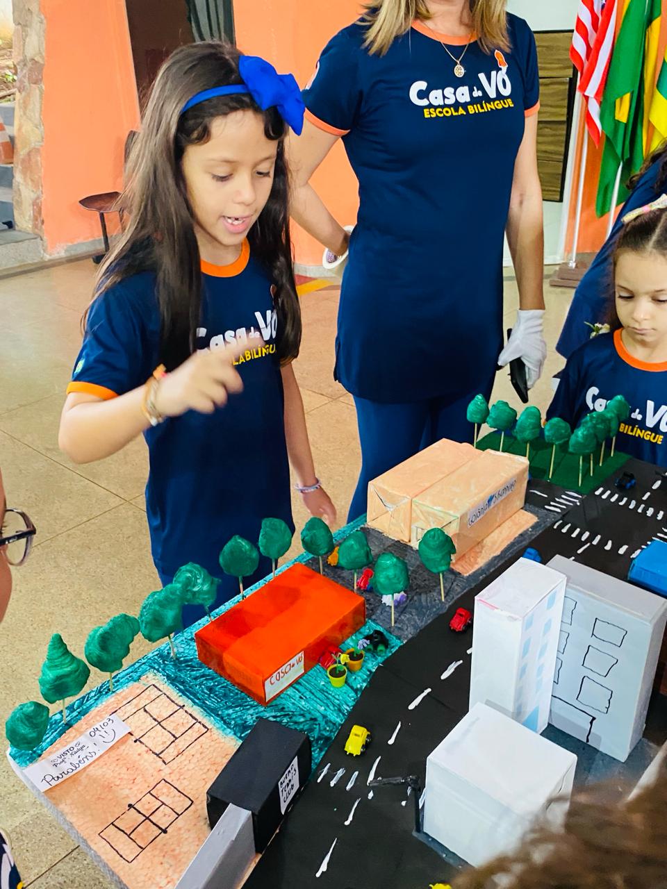 Crianças explorando material didático na educação infantil