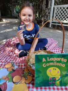 Crianças em atividade de leitura de livros na escola infantil