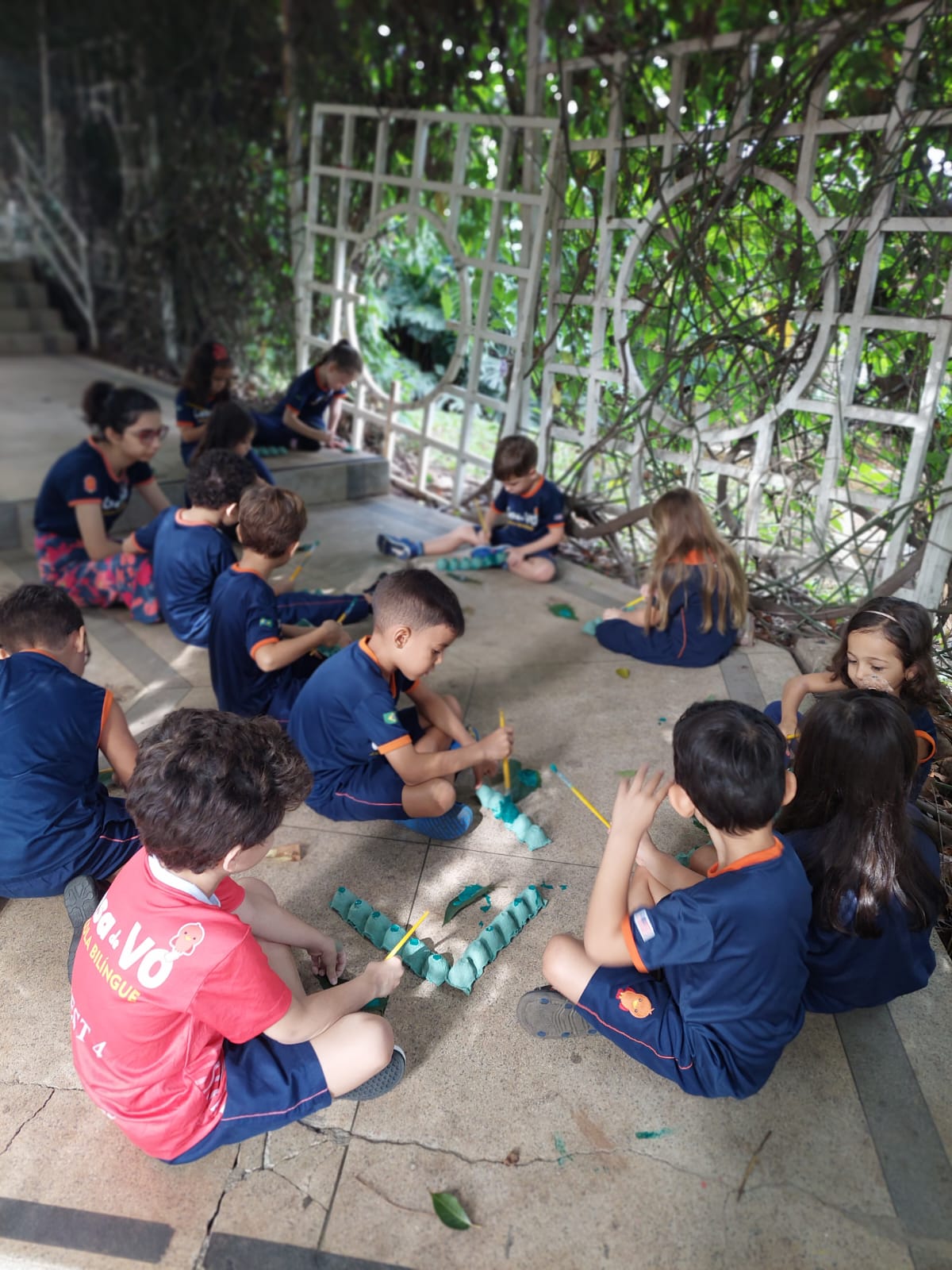 Crianças em atividade educativa ao ar livre na Casa de Vó Escola Bilíngue