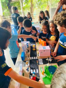 Crianças da Casa de Vó brincando e aprendendo durante as férias escolares