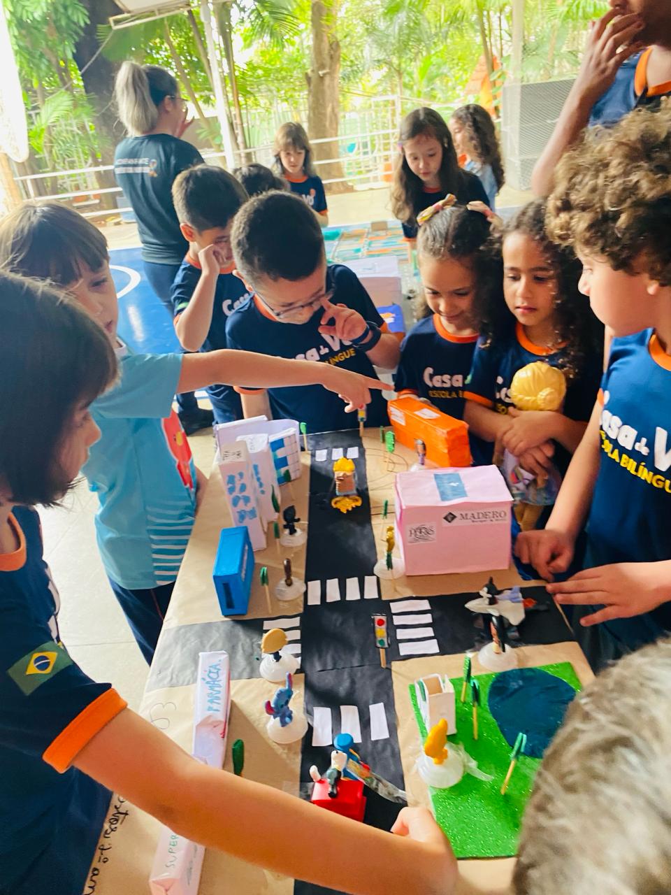 Crianças da Casa de Vó brincando e aprendendo durante as férias escolares