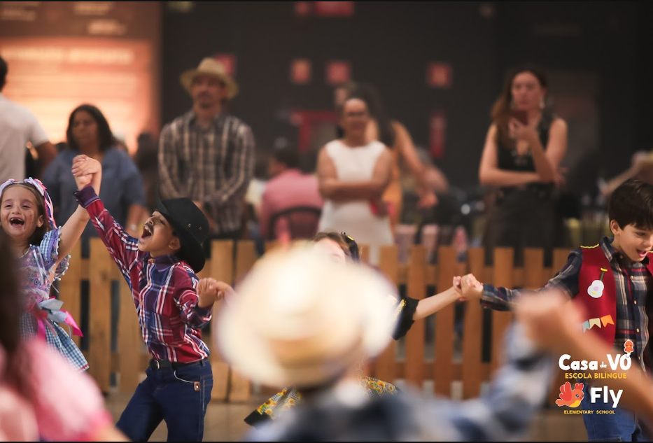 Criancas da Casa de Vo Fly dançando quadrilha na Festa Junina