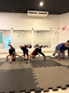 Criancas da Casa de Vo em atividade de danca e musica no espaco artistico da escola